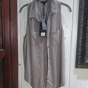 Light Gray Sleeveless Tank Top with Collar and Lightweight Fabric